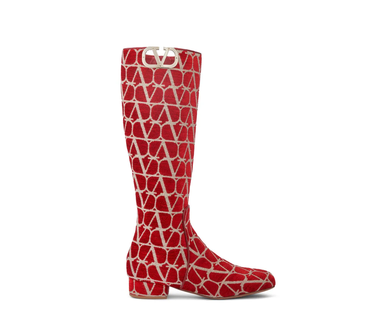 Valentino Garavani Rosso Toile Iconographe VLogo長靴，約7萬500元。品牌提供