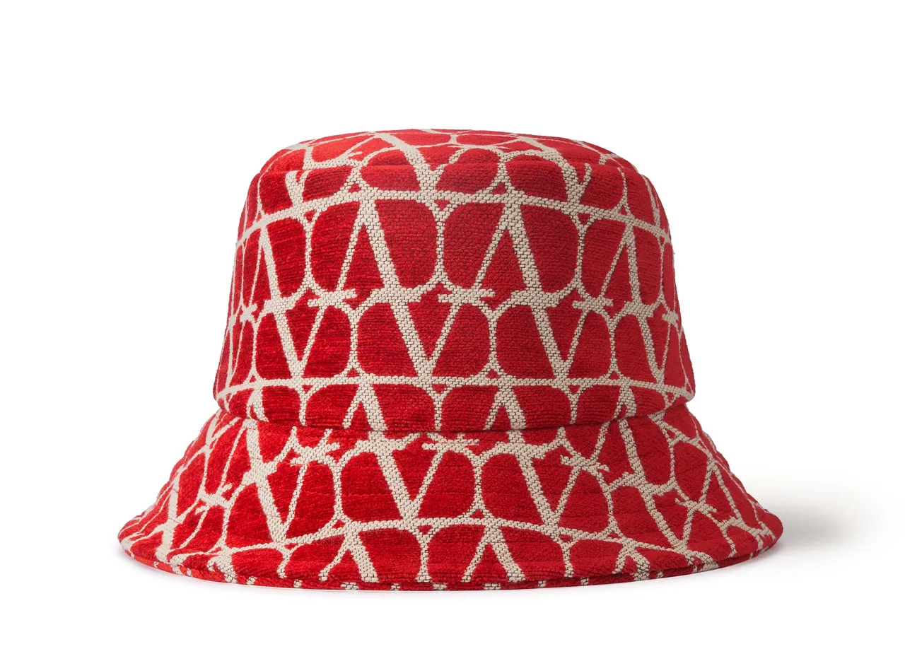 Valentino Garavani Rosso Toile Iconographe漁夫帽，未定價。品牌提供