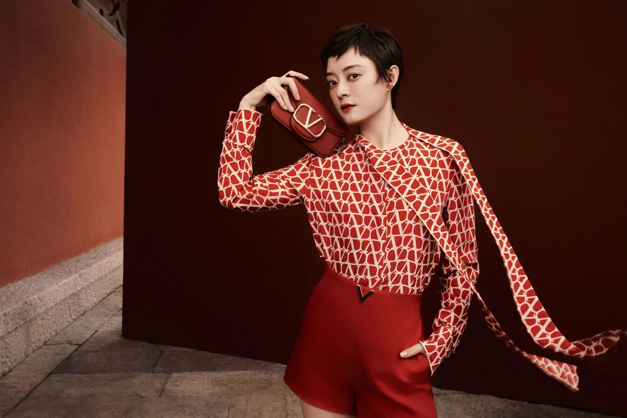 VALENTINO品牌代言人孫儷演繹Rosso紅新春系列，以霸氣眼神展現都市儷人風采。品牌提供