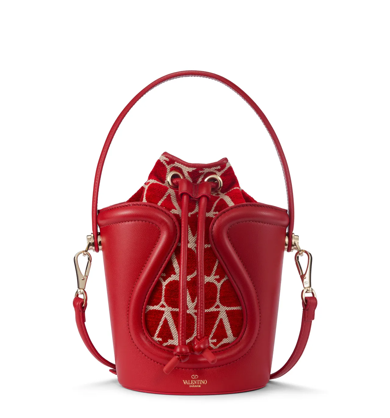 Valentino Garavani Rosso Toile Iconographe Le Cinquième水桶包，約9萬5000元。品牌提供