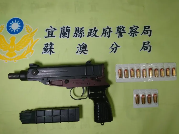 警方前往宜蘭市某汽車旅館拘提潘男，並起出衝鋒槍、子彈、毒品等物。讀者提供