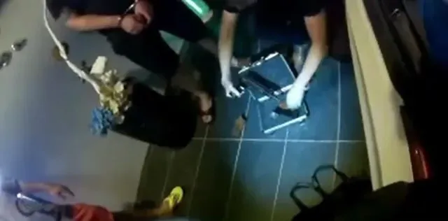 警方前往宜蘭市某汽車旅館拘提潘男，並起出衝鋒槍、子彈、毒品等物。讀者提供