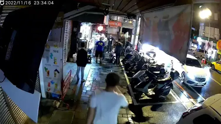 黃男與陳姓少年在網路上爆發衝突，雙方在蘇澳火車站前相約談判。翻攝照片