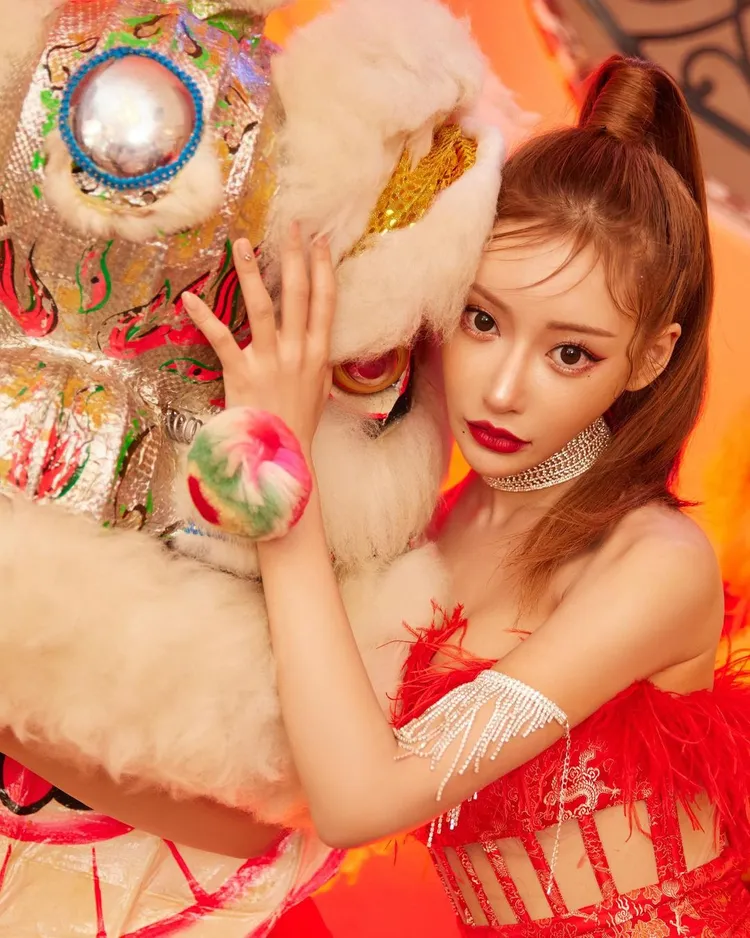 明日花綺羅拍照滿滿中國元素。翻攝明日花綺羅IG