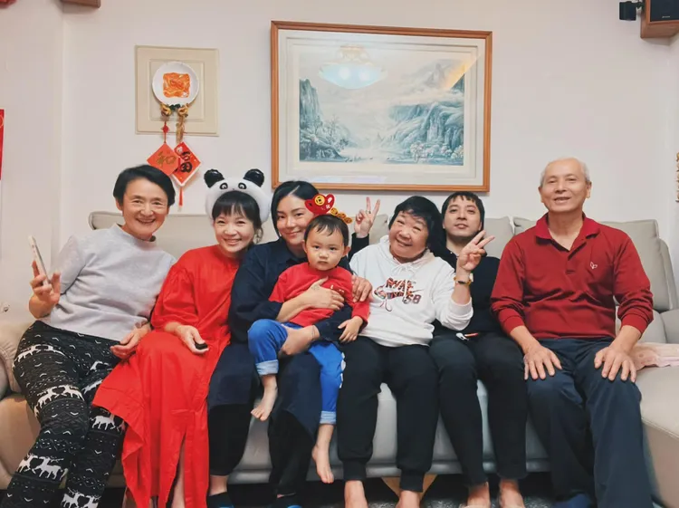 歐陽靖（左三）帶著媽媽譚艾珍（左）和兒子新醬到朋友家圍爐。翻攝歐陽靖臉書