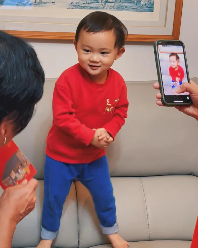 新醬萌翻準備領紅包。翻攝歐陽靖臉書