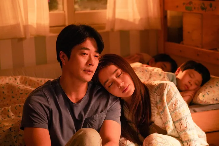 權相佑（左）與李珉廷片中有吻戲，坦言拍攝時不自在。車庫娛樂提供