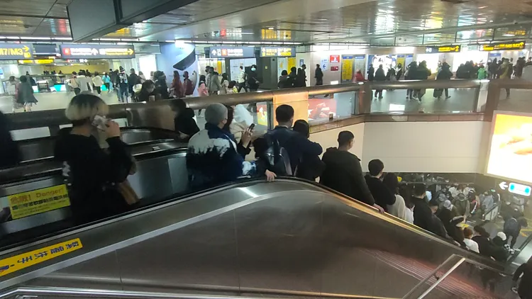 捷運台北車站內人潮洶湧。黃子騰攝