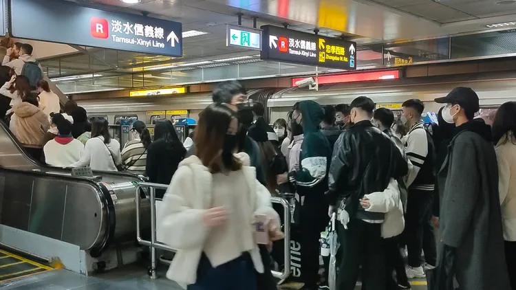 捷運台北車站擠滿了準備換線返家的民眾。黃子騰攝