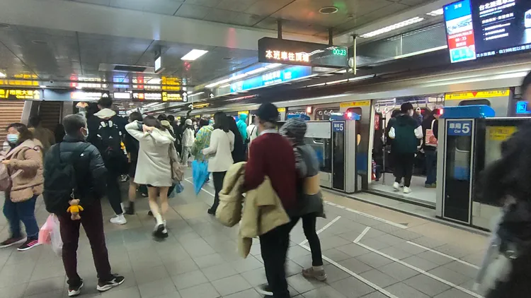 台北市跨年晚會結束後，參加民眾一窩蜂搭乘捷運返家。黃子騰攝