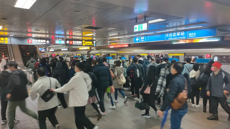 參加跨年晚會的民眾至捷運台北車站換車。黃子騰攝