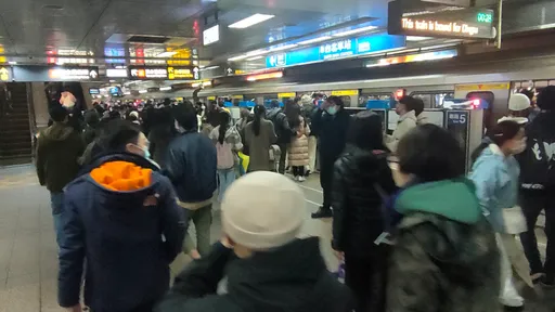 跨年晚會散場捷運列車滿載 北車人潮宛如上下班尖峰時刻
