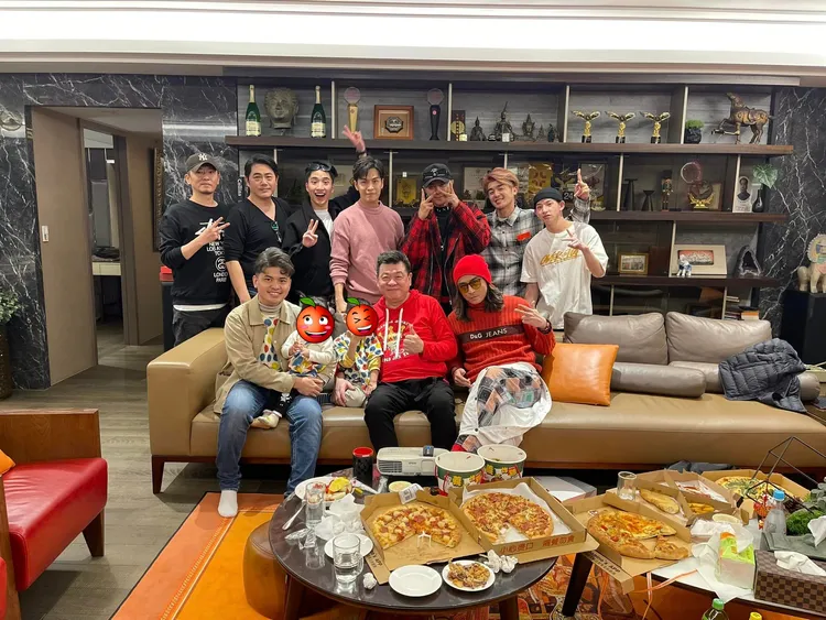 孫德榮（前台右二）的子弟兵們初四都到他家拜年。翻攝孫德榮臉書