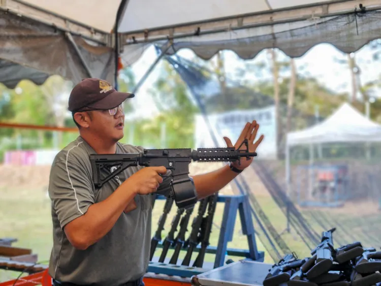 靶場另提供老少咸宜、安全性高的水彈PK對抗。田欣雲攝