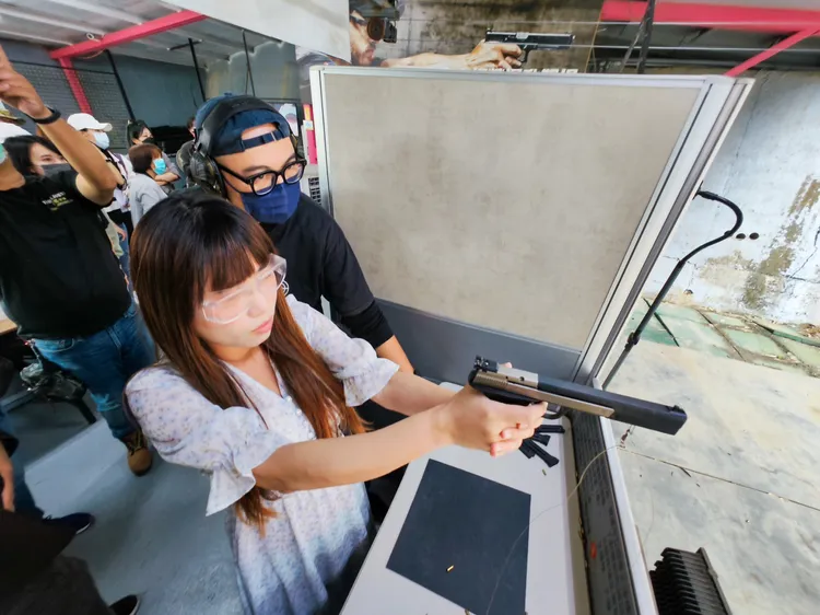 .22手槍射擊要領是「打靶不看靶」，把目光集中在槍頭的準星與槍尾的照門。田欣雲攝