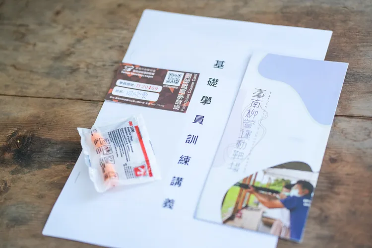參加者必須先繳交100元會費加入基礎會員，領取訓練講義、耳塞、課程證後，才能進一步學習基礎會員射擊課程。田欣雲攝