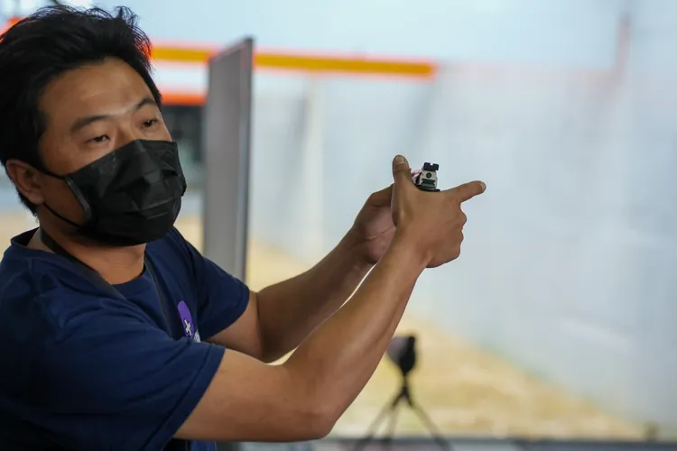 教練解說用槍安全規則和射擊要領。田欣雲攝