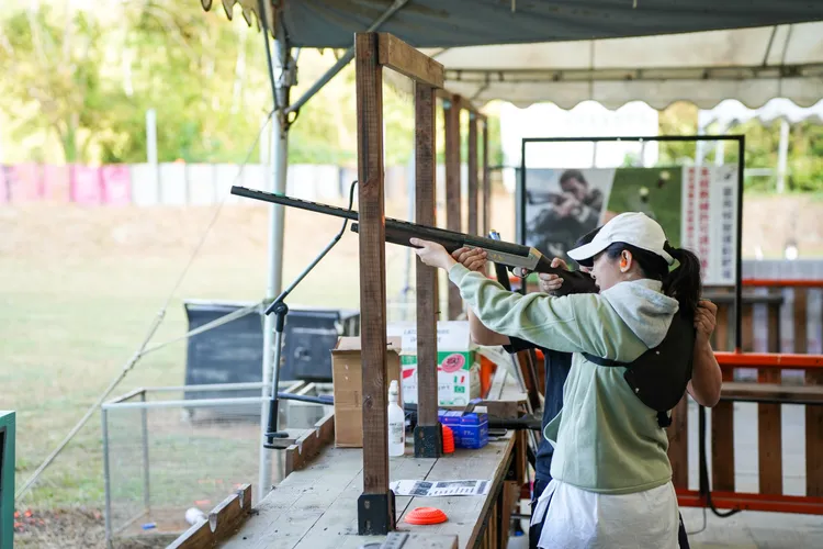 「台南柳營運動休閒靶場」提供不定向飛靶和定向飛靶等射擊課程。田欣雲攝