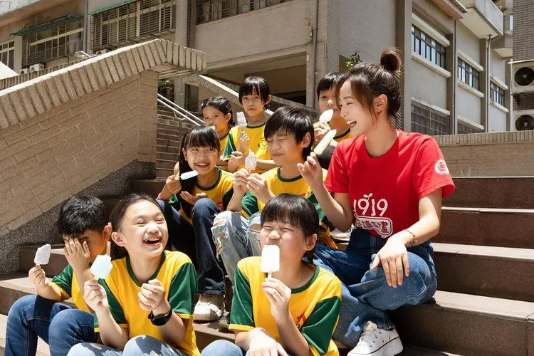 王淨（右）擔任中華基督教救助協會的「午安晴天1919陪讀計畫」代言人後，從計劃個案的孩子們眼中重新找回能量。_ginglebellaaa