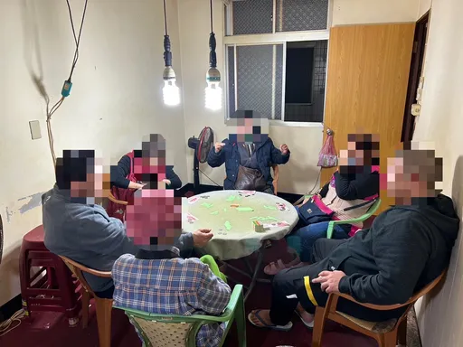 基隆老舊公寓出入複雜 警破門驚見「千歲團」聚賭四色牌