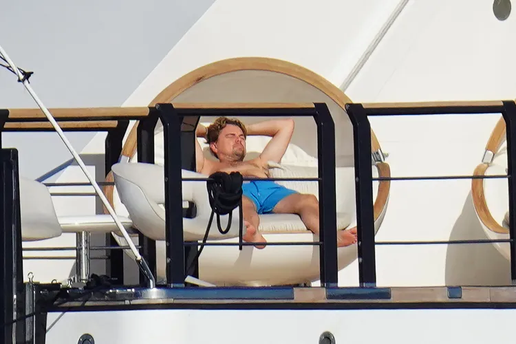 打赤膊的李奧悠閒做日光浴。達志