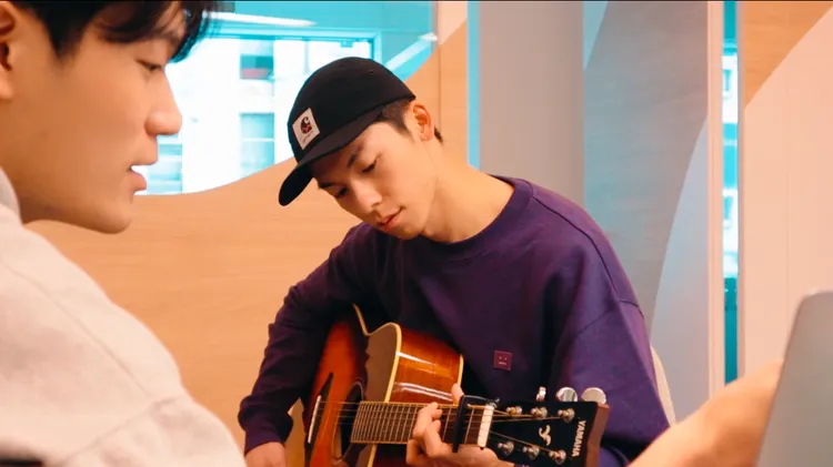 許光漢為電影練彈吉他練到崩潰。車庫娛樂、三鳳製作提供