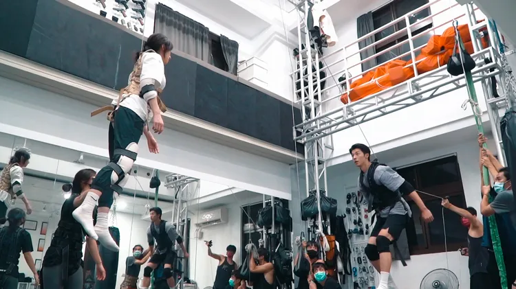 為求拍攝過程安全安排演員執行吊鋼絲訓練。車庫娛樂、三鳳製作提供