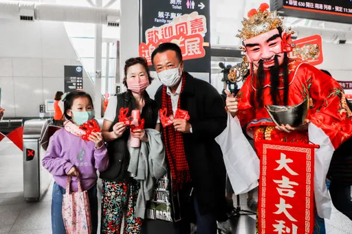 兔咬錢爆紅!遊子回「嘉」樂領小紅包 翁章梁18鄉鎮發送場次出爐