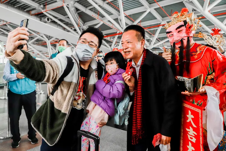 翁章梁、民眾互道恭喜，開心合影。縣府提供