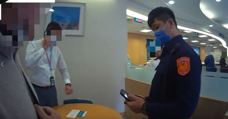 警方向李男(左)說明這是愛情詐騙模式。蘆洲警分局提供