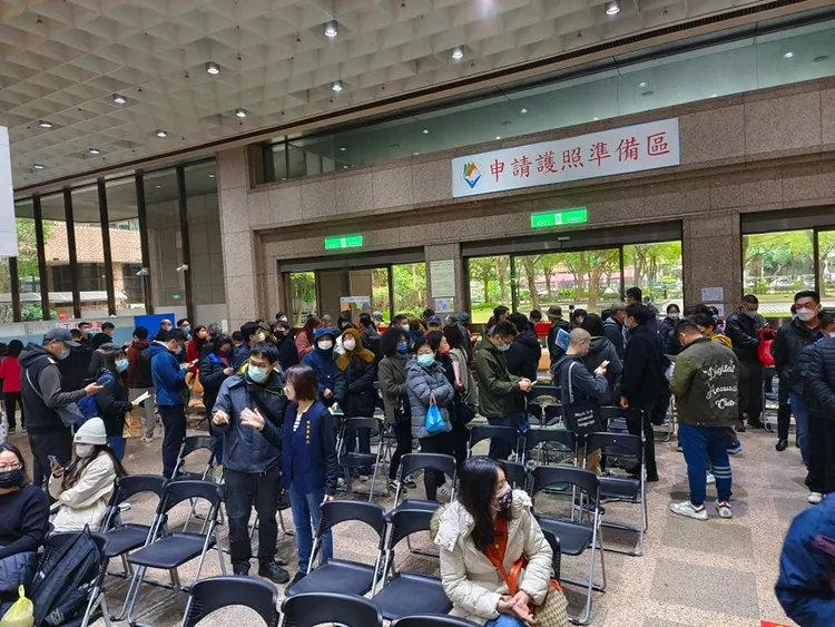 辦護照人潮。翻攝「日本自助旅遊中毒者」臉書