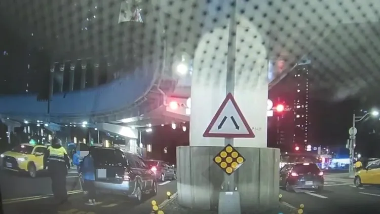 警方下車關心民眾狀況。板橋警分局提供