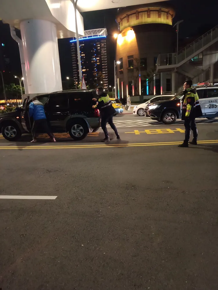 警員協助江女丈夫將車推至路旁。翻攝自臉書社團我是土城人我愛土城區