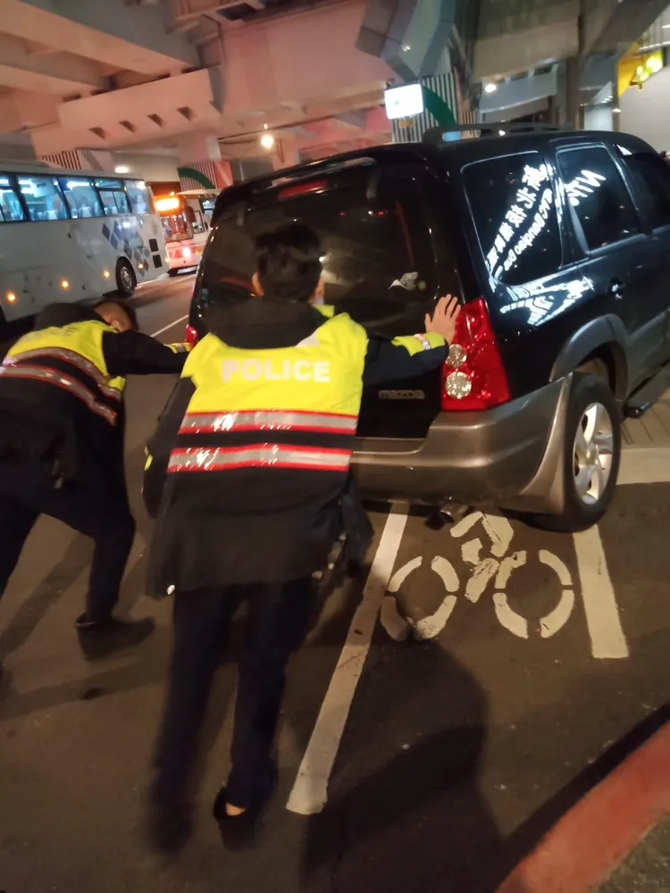江女拍下警員協助推車背影。翻攝自臉書社團我是土城人我愛土城區