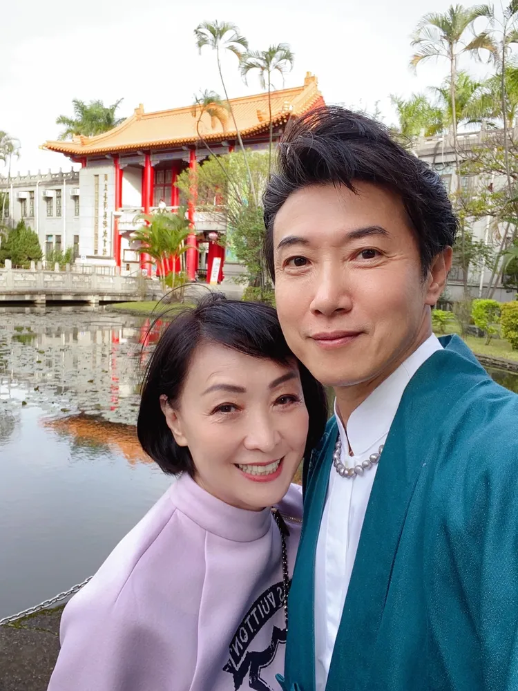 陳鴻（左）和寶媽相識20多年。陳鴻提供