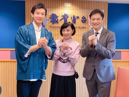 陳鴻、寶媽錄音室話年味   用擁抱代替長輩圖