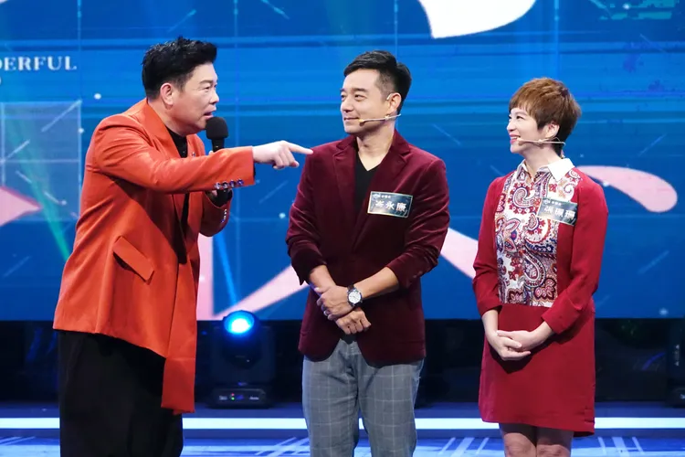 曾國城（左起）和張珮珊、岑永康夫妻聊成語。公視提供