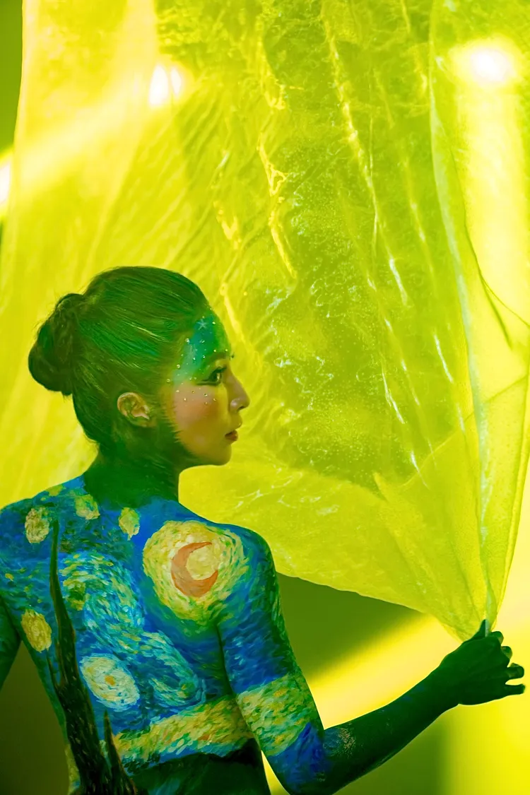 張家瑋全身像是躺入七彩顏料池中，花6小時塗水彩。民視提供