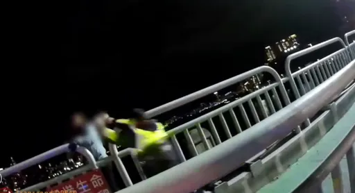 驚險!新北婦跨坐關渡橋護欄 警潛伏靠近秒抓下救人