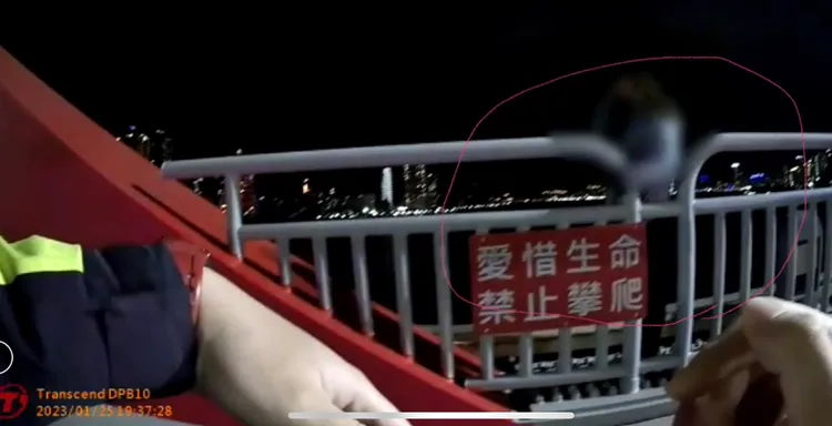 婦人看見警察大喊不要過來，警員耐心安撫，放鬆其高漲情緒。翻攝畫面