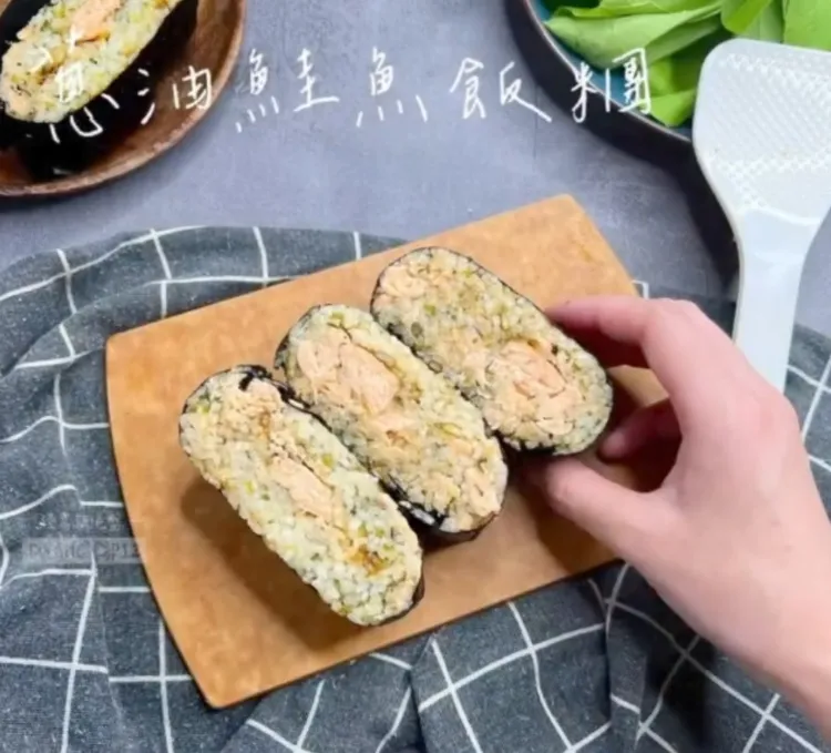 鮭魚控、海苔飯糰控，自己DIY！愛吃鮭魚的你，從此再也不用跑戶政事務所改名字啦。IG @dulahoop12 提供