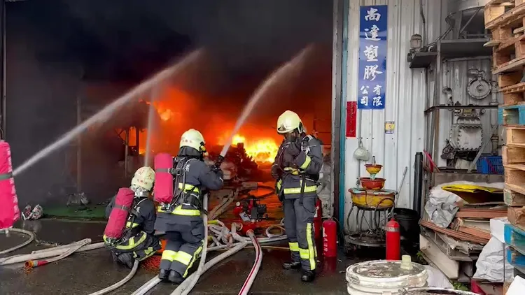 消防人員在工廠外射水搶救。民眾提供