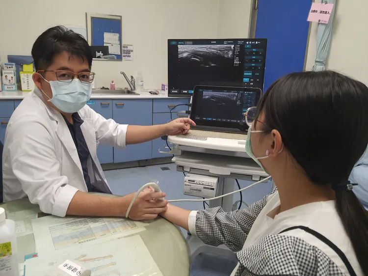 張育銘醫師說，透過超音波導引藥物注射改善疼痛成功率現已達9成5左右，病人可迅速得到緩解減少使用止痛藥物。大里仁愛醫院提供