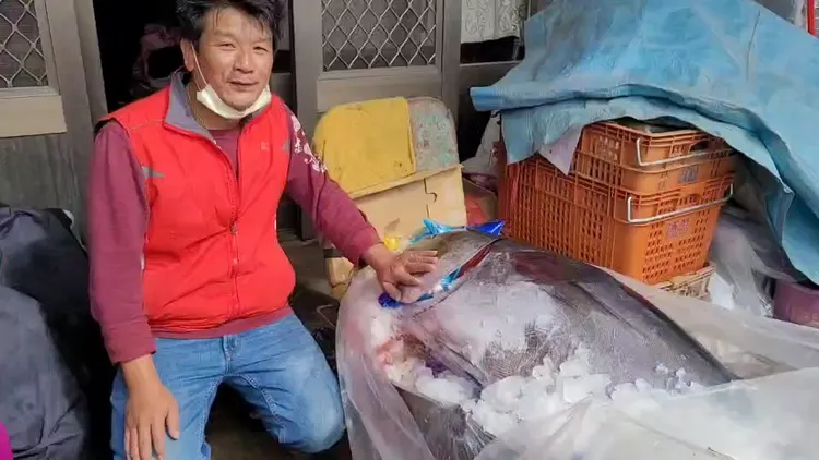 唐嘉信正向餐廳、漁商詢價，希望能賣給好價錢。民眾提供