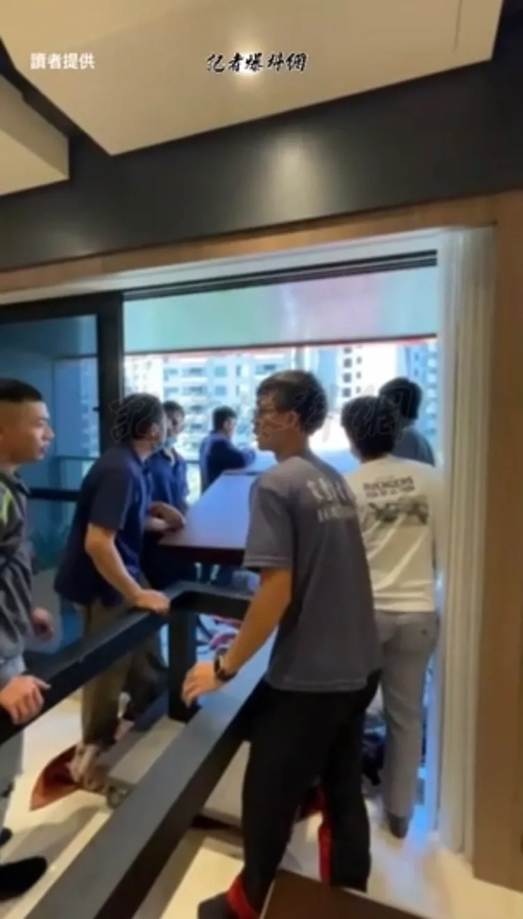 工人們以吊車、繩索拉起500公斤重的實木桌。翻攝自記者爆料網