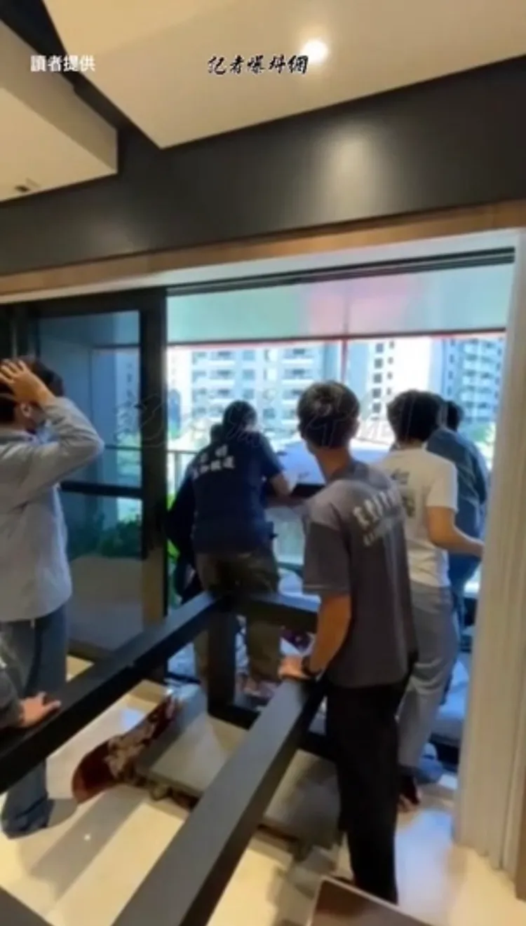 工人們以吊車、繩索拉起500公斤重的實木桌。翻攝自記者爆料網