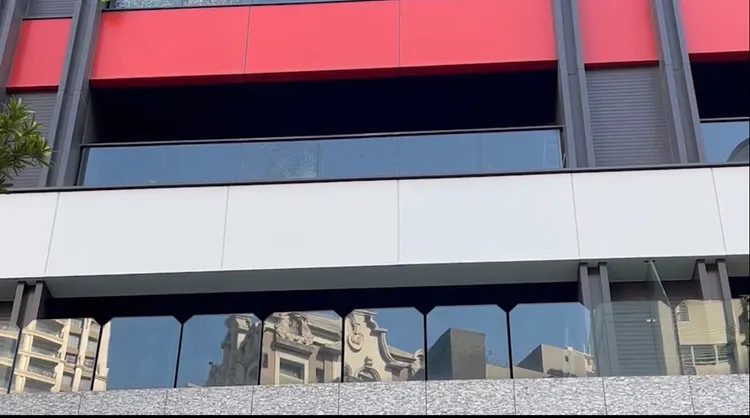 發生木桌墜落意外大樓。讀者提供