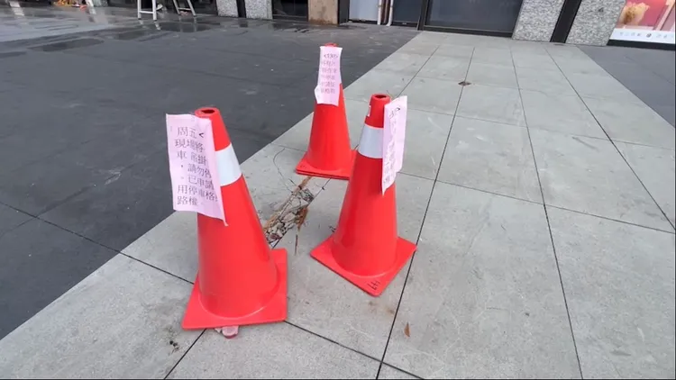 500公斤重的實木桌墜落意外發生五天後，當地人行道仍留有一個大洞。讀者提供