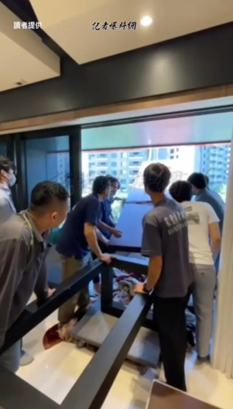 工人們以吊車、繩索拉起500公斤重的實木桌。翻攝自記者爆料網