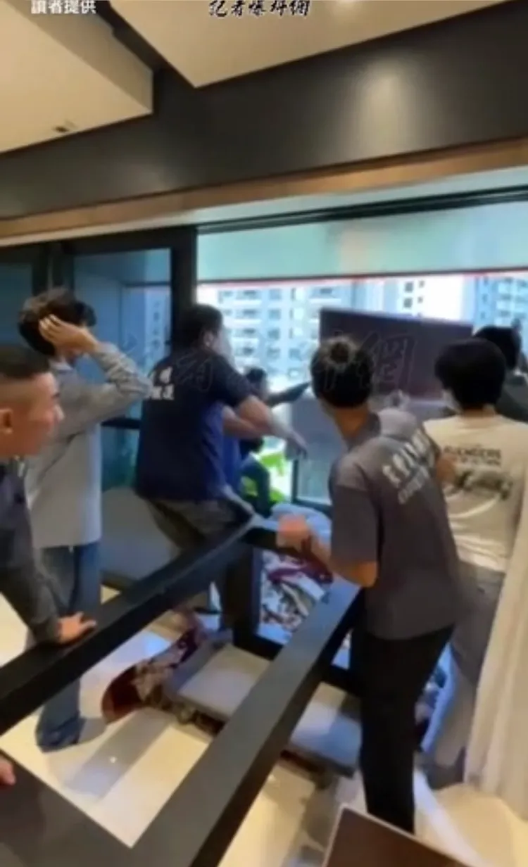 500公斤重的實木桌失去平衡，從四樓窗邊往下墜落。翻攝自記者爆料網